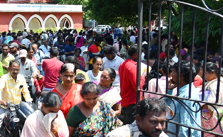 Second_20Day_20Flood_20Victims_20Crowd_20At_20collectorate_20Vijayawada_20Photos_20_282_29.jpg 2