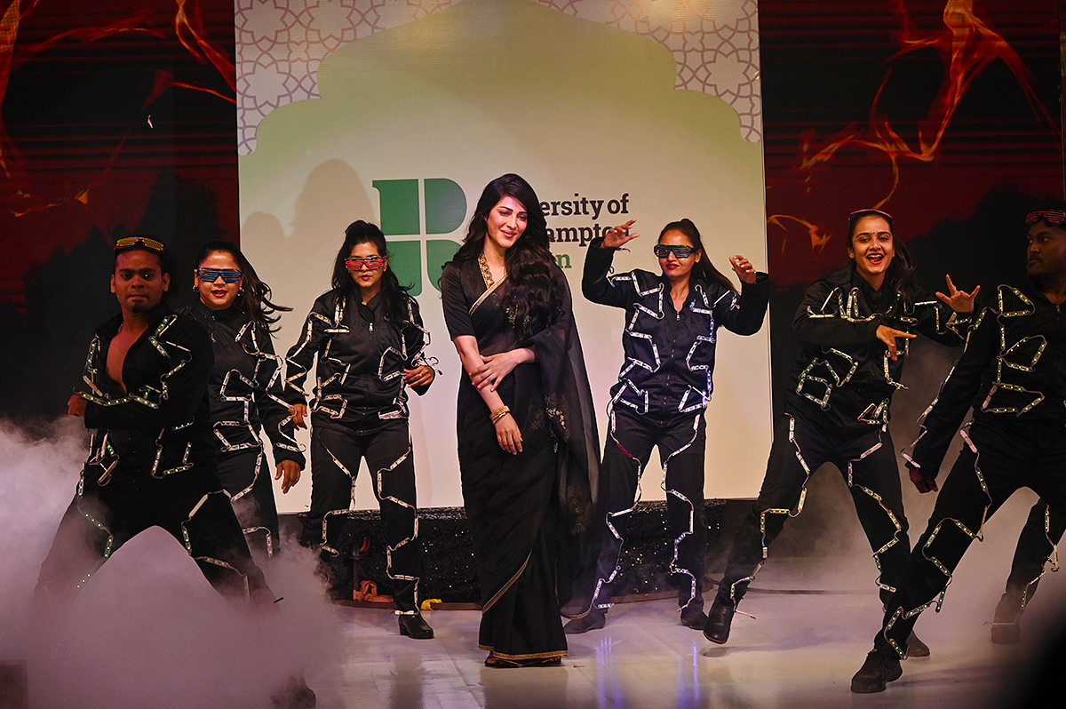 Actress_20Shruti_20Haasan_20who_20created_20buzz_20in_20Hyderabad_20Photos_1.jpg 1