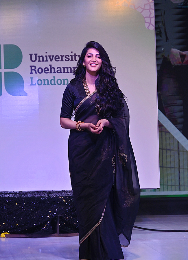 Actress_20Shruti_20Haasan_20who_20created_20buzz_20in_20Hyderabad_20Photos_10.jpg 9
