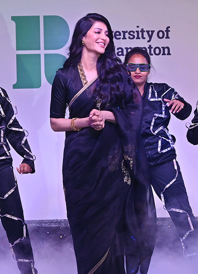 Actress_20Shruti_20Haasan_20who_20created_20buzz_20in_20Hyderabad_20Photos_11.jpg 10