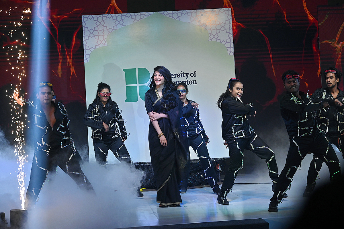 Actress_20Shruti_20Haasan_20who_20created_20buzz_20in_20Hyderabad_20Photos_4.jpg 4