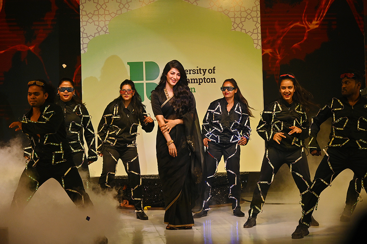 Actress_20Shruti_20Haasan_20who_20created_20buzz_20in_20Hyderabad_20Photos_5.jpg 5