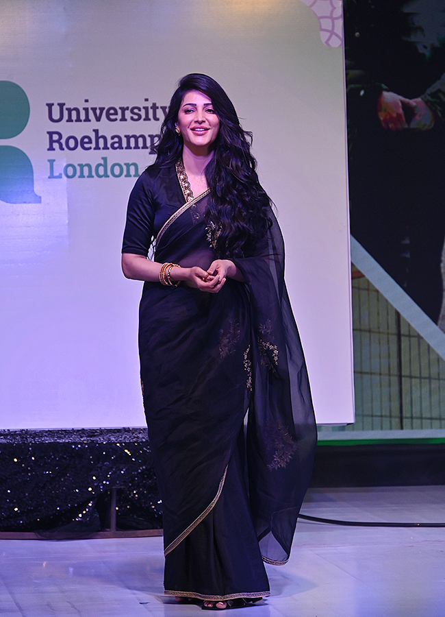 Actress_20Shruti_20Haasan_20who_20created_20buzz_20in_20Hyderabad_20Photos_8.jpg 7
