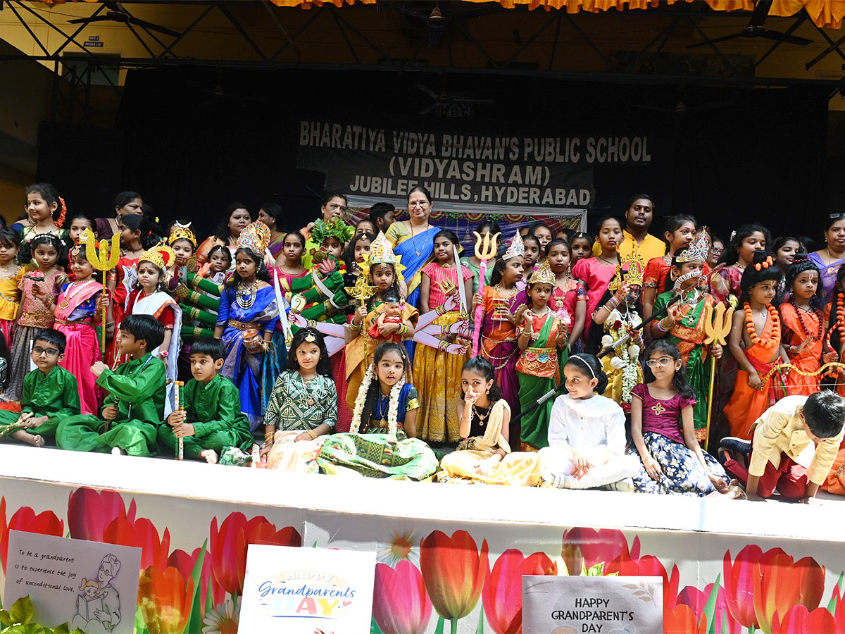 Dussehra_20celebrations_20at_20Bharatiya_20Vidya_20Bhavan_20Public_20School__20_2815_29.jpg 15