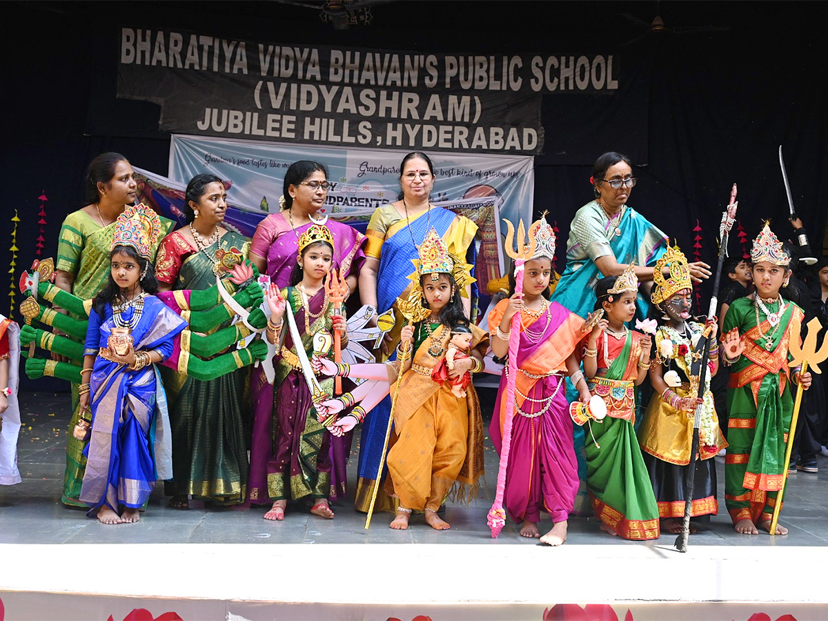 Dussehra_20celebrations_20at_20Bharatiya_20Vidya_20Bhavan_20Public_20School__20_2816_29.jpg 16