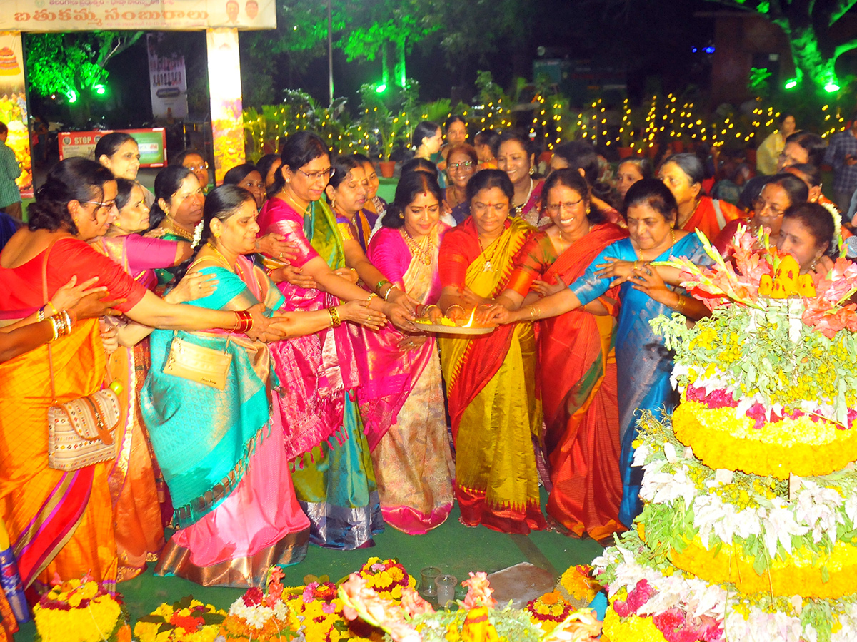 Bathukamma_20celebrations_20at_20Telangana__20_2810_29.jpg 10