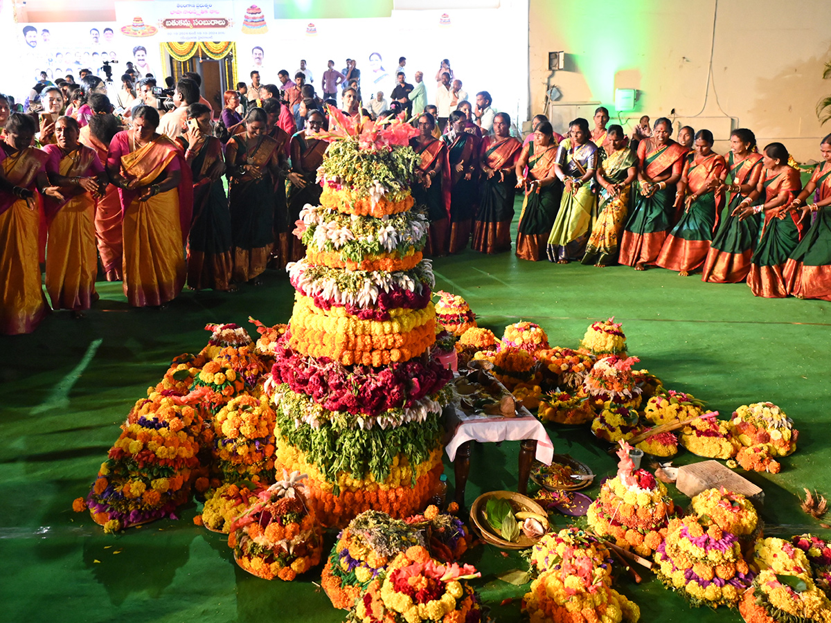 Bathukamma_20celebrations_20at_20Telangana__20_2811_29.jpg 11