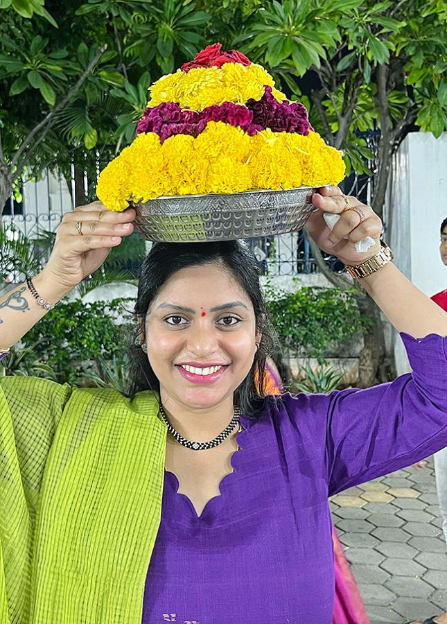 Bathukamma_20celebrations_20at_20Telangana__20_2812_29.jpg 12