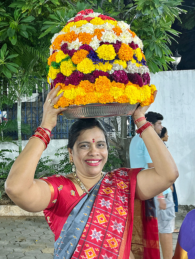 Bathukamma_20celebrations_20at_20Telangana__20_2813_29.jpg 13