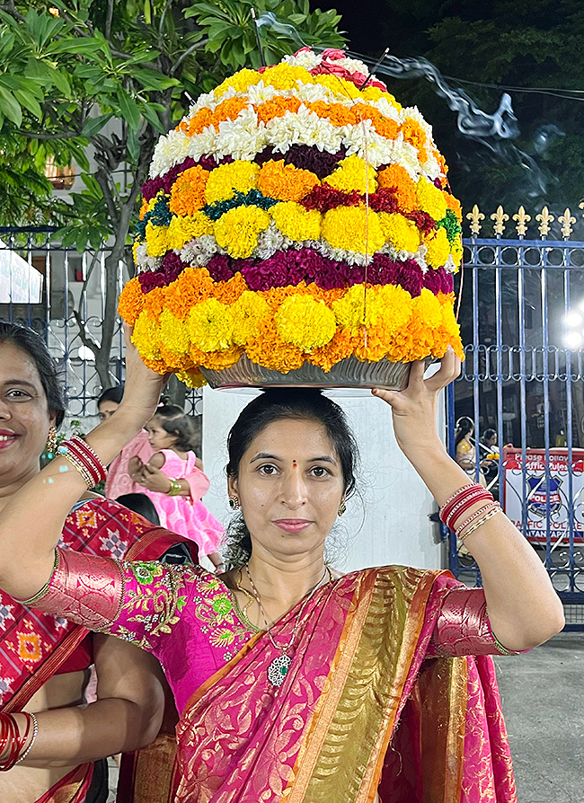 Bathukamma_20celebrations_20at_20Telangana__20_2814_29.jpg 14