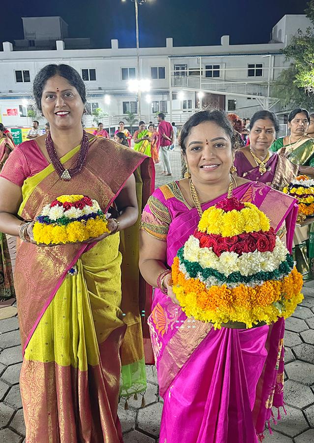 Bathukamma_20celebrations_20at_20Telangana__20_2815_29.jpg 15