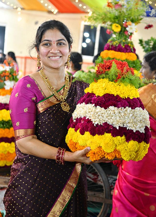 Bathukamma_20celebrations_20at_20Telangana__20_2816_29.jpg 16