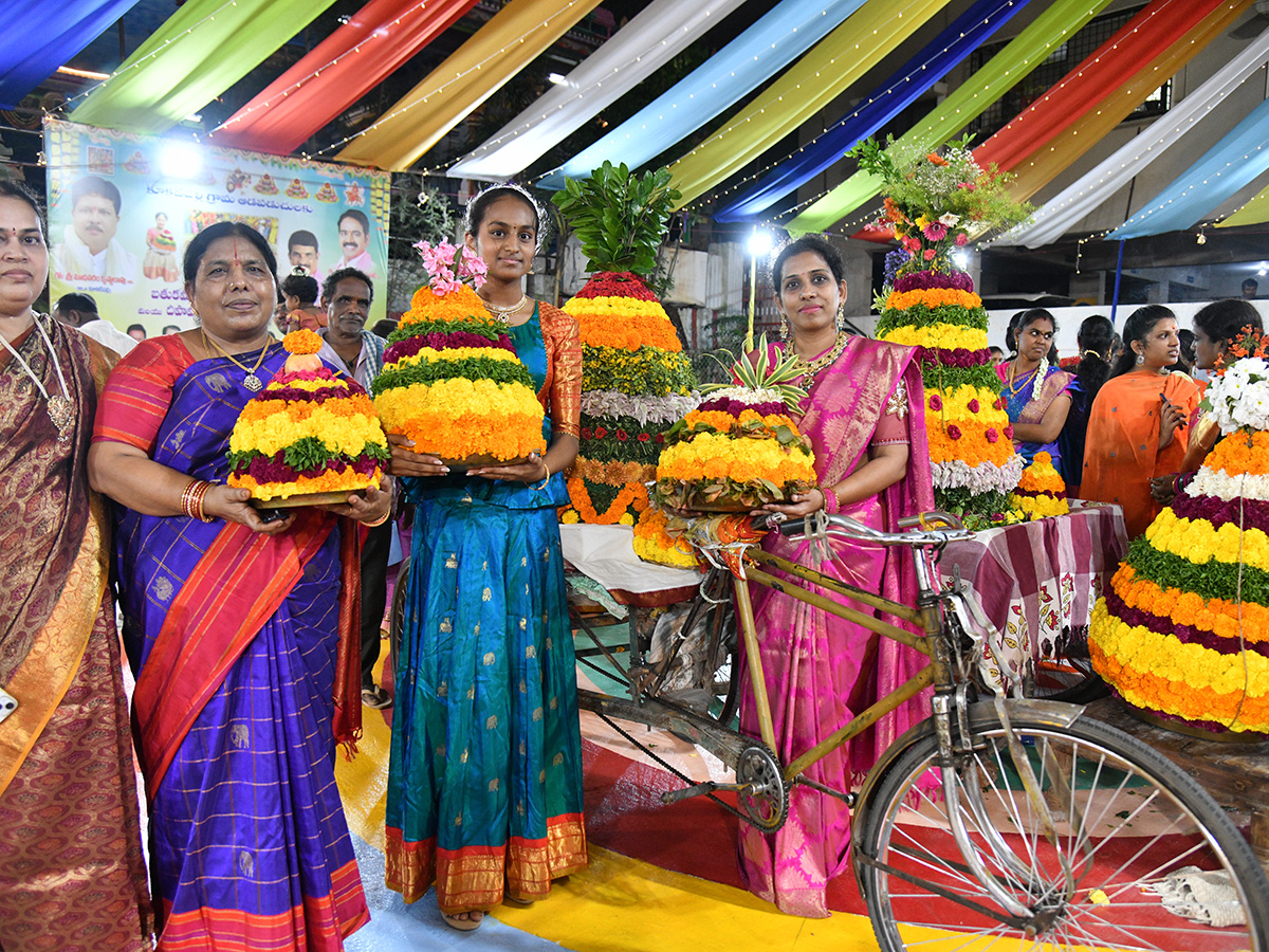 Bathukamma_20celebrations_20at_20Telangana__20_2817_29.jpg 17