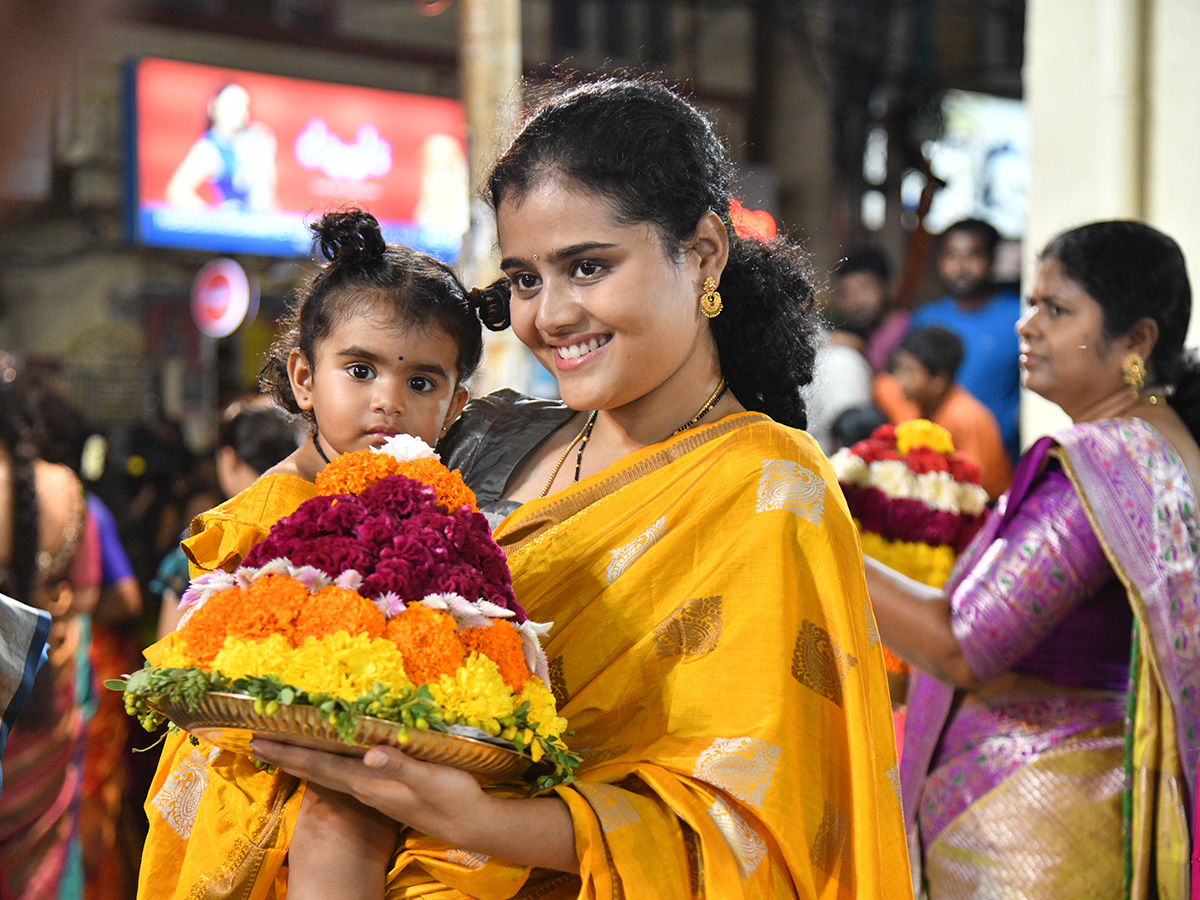 Bathukamma_20celebrations_20at_20Telangana__20_2818_29.jpg 18