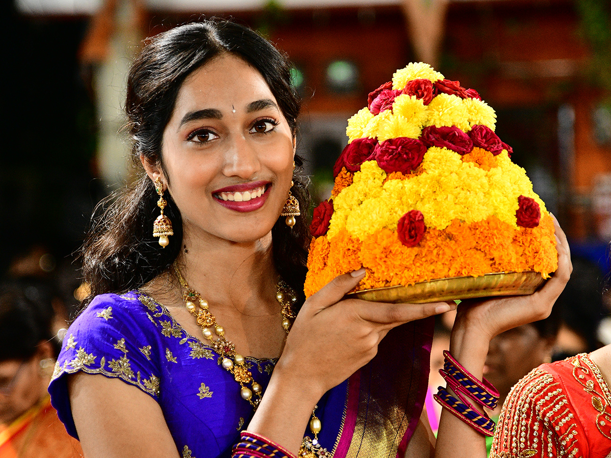 Bathukamma_20celebrations_20at_20Telangana__20_281_29.jpg 1