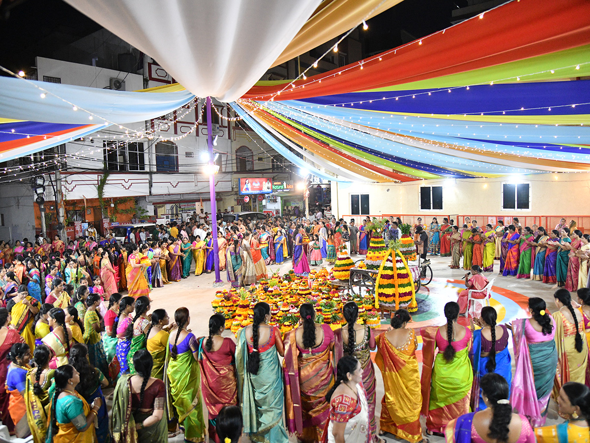 Bathukamma_20celebrations_20at_20Telangana__20_2821_29.jpg 21