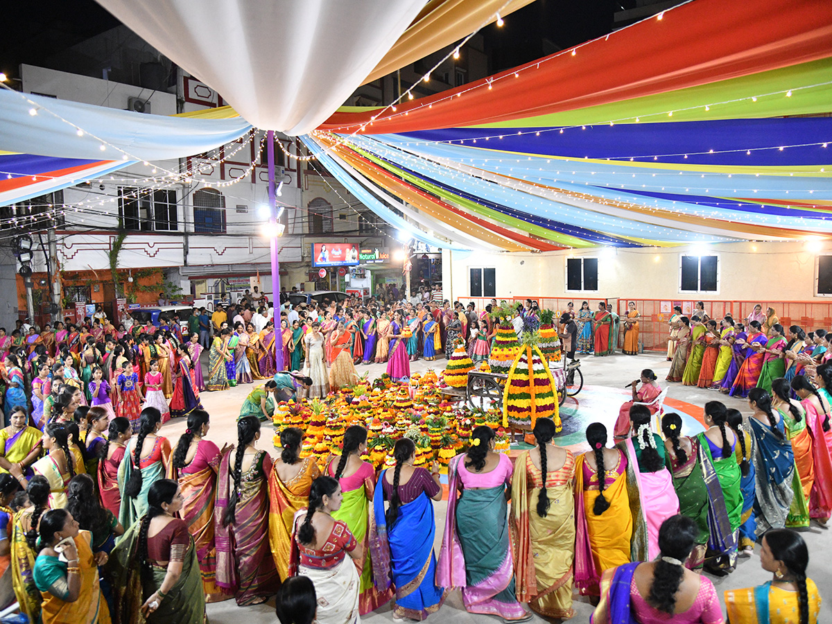 Bathukamma_20celebrations_20at_20Telangana__20_2822_29.jpg 22