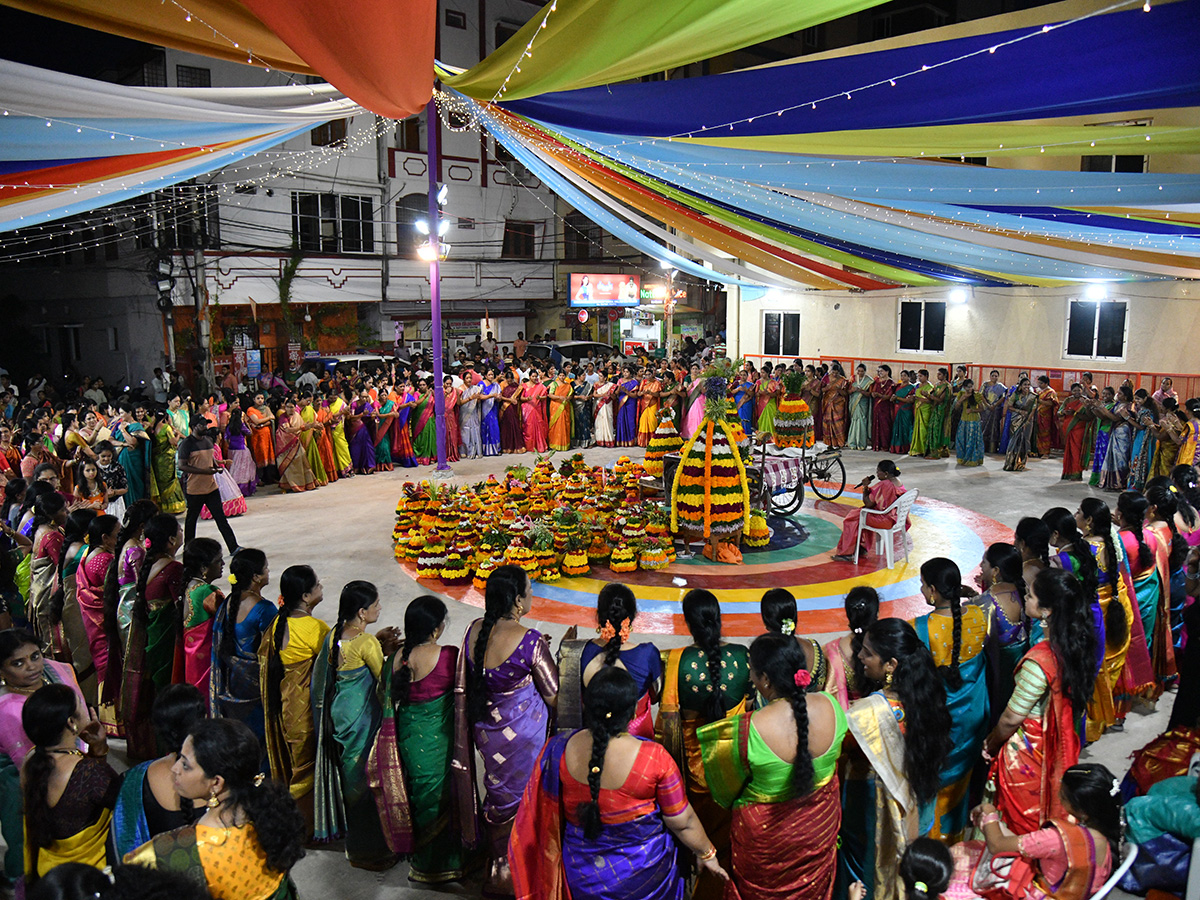 Bathukamma_20celebrations_20at_20Telangana__20_2823_29.jpg 23