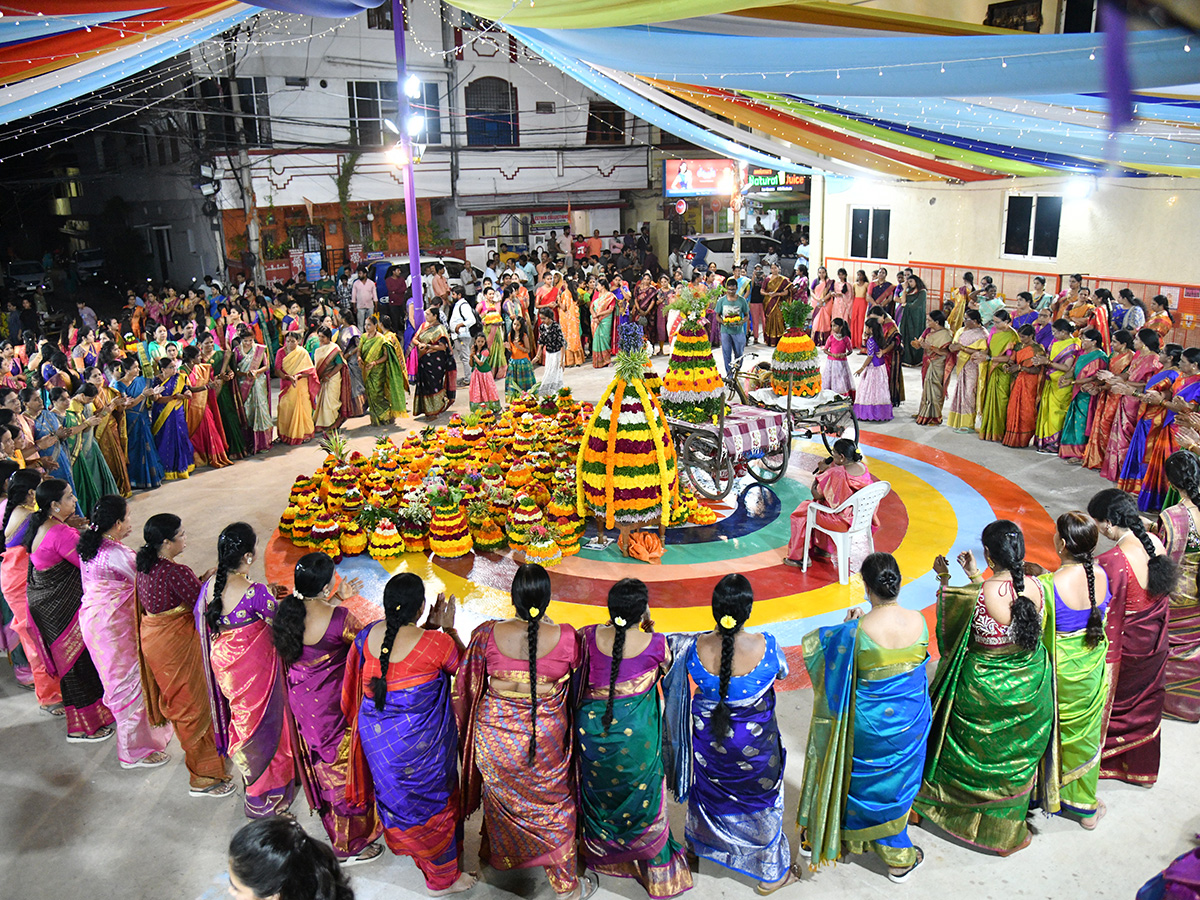 Bathukamma_20celebrations_20at_20Telangana__20_2824_29.jpg 24
