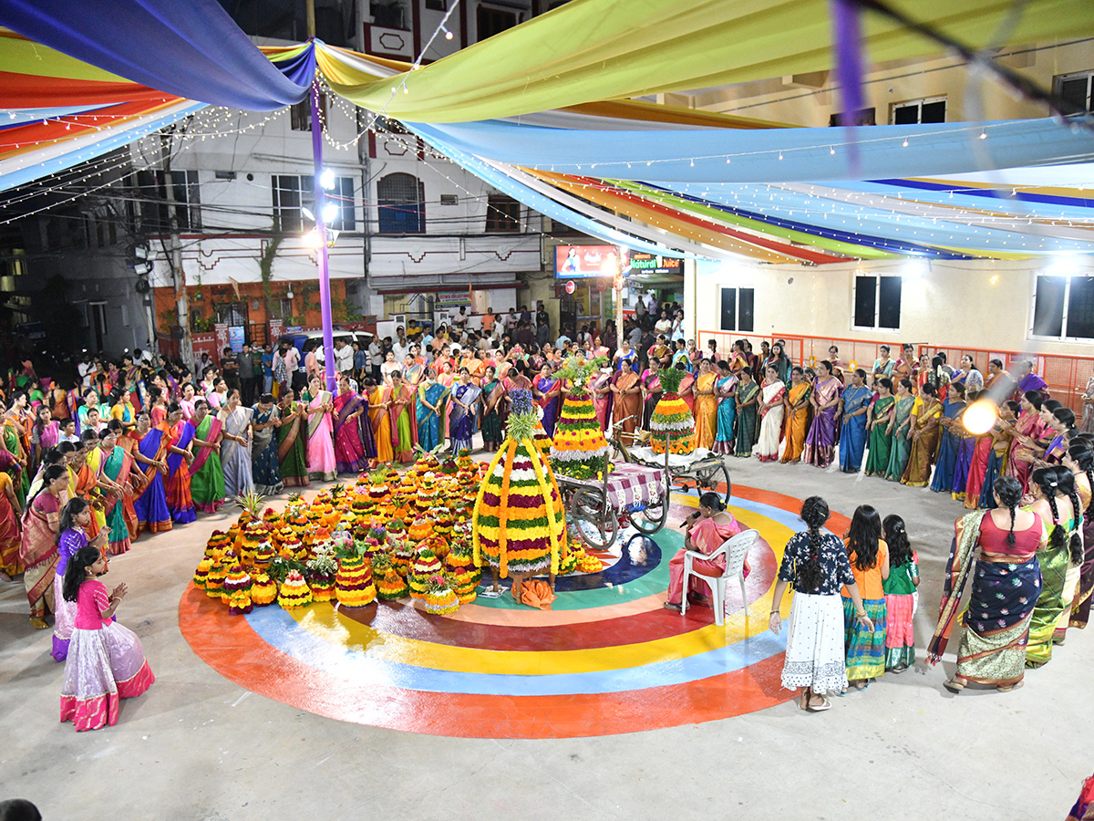 Bathukamma_20celebrations_20at_20Telangana__20_2825_29.jpg 25