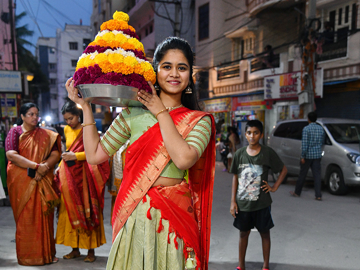 Bathukamma_20celebrations_20at_20Telangana__20_2828_29.jpg 28