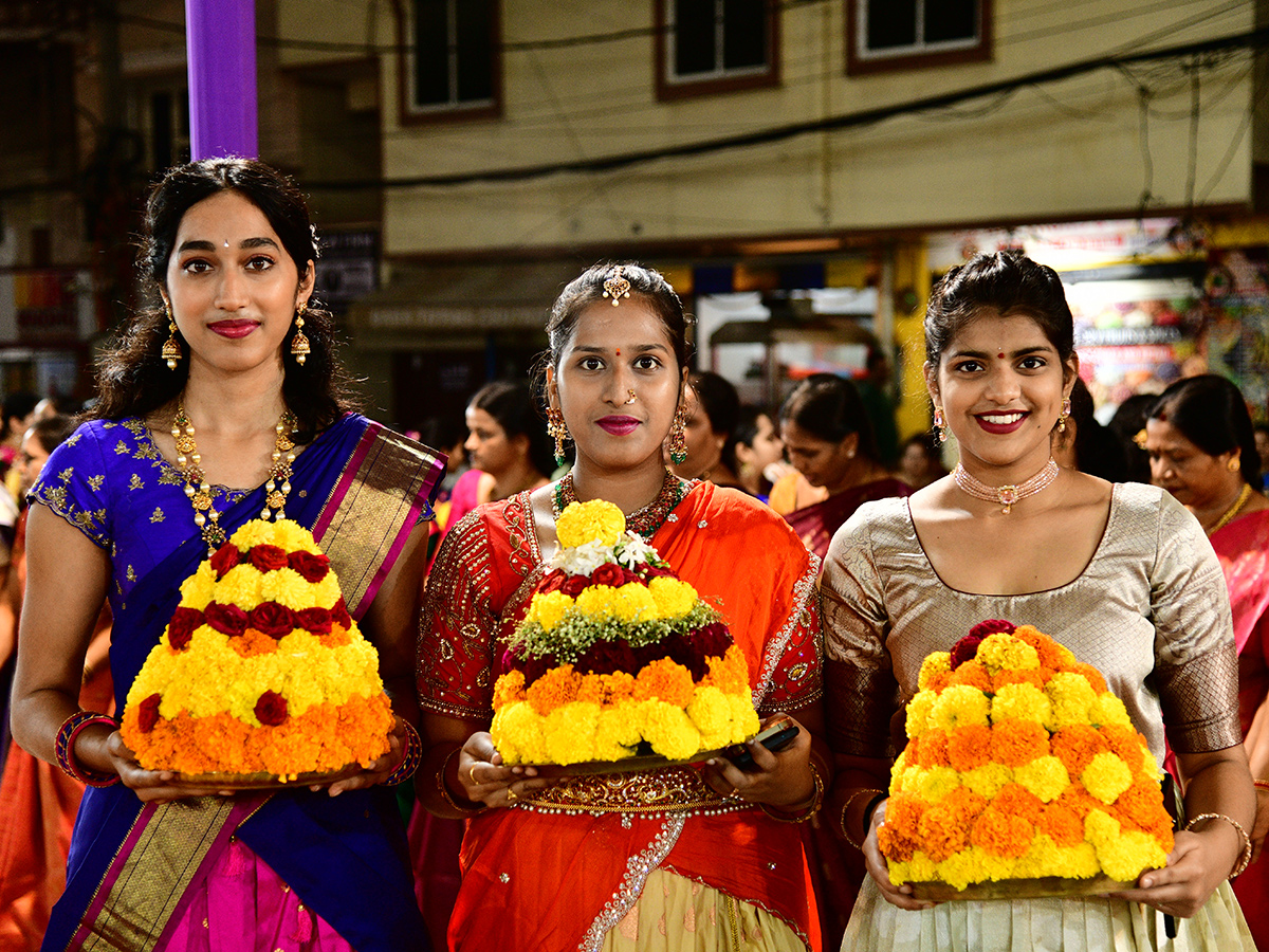 Bathukamma_20celebrations_20at_20Telangana__20_282_29.jpg 2