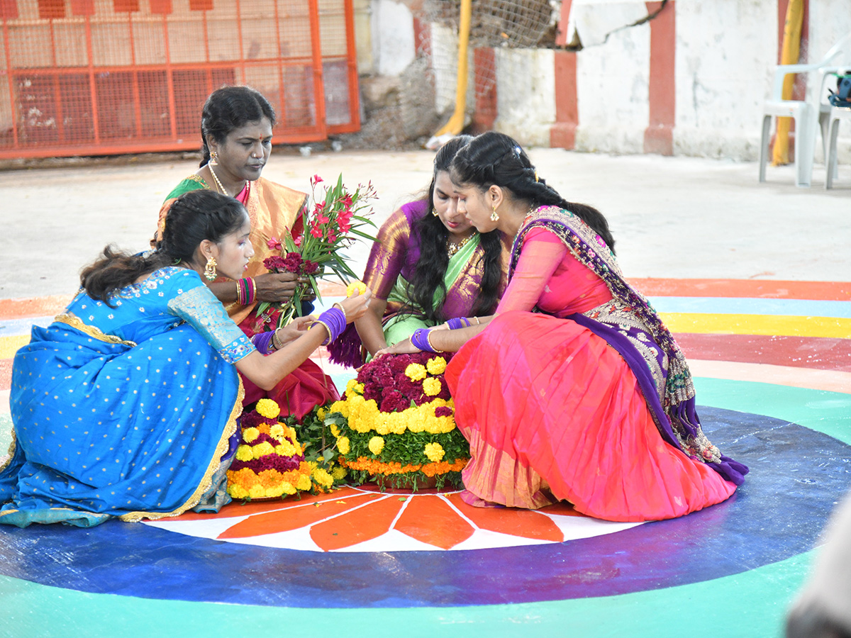Bathukamma_20celebrations_20at_20Telangana__20_2833_29.jpg 33