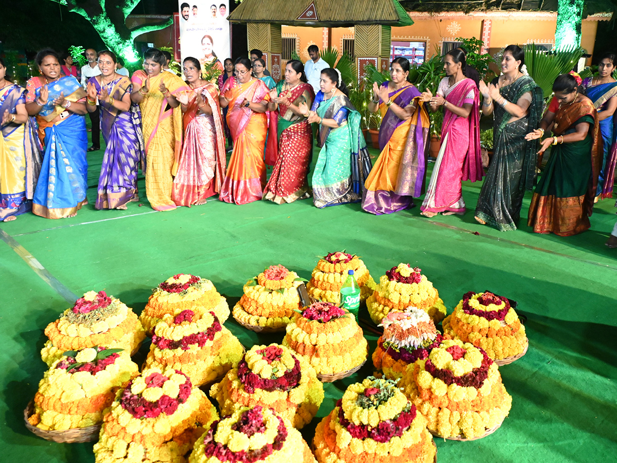 Bathukamma_20celebrations_20at_20Telangana__20_283_29.jpg 3