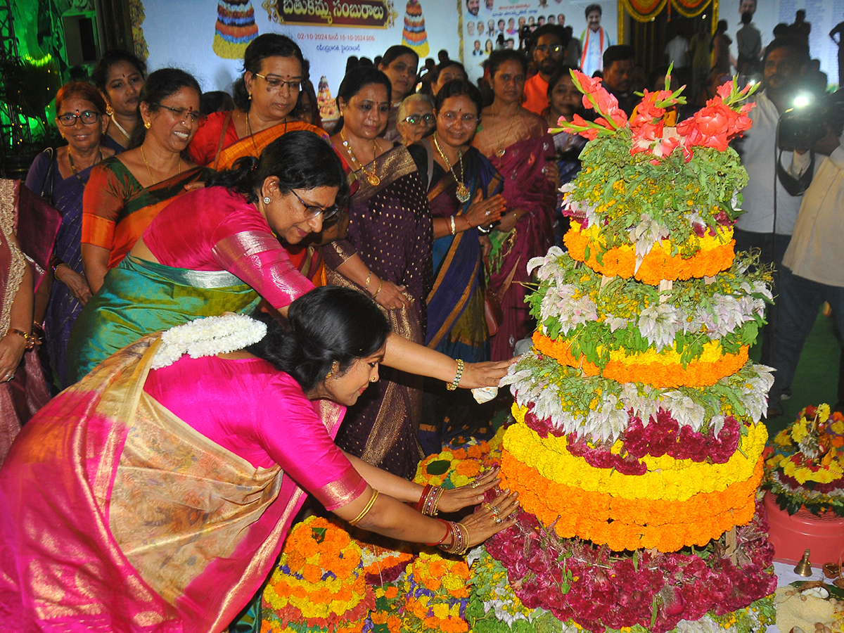 Bathukamma_20celebrations_20at_20Telangana__20_285_29.jpg 5