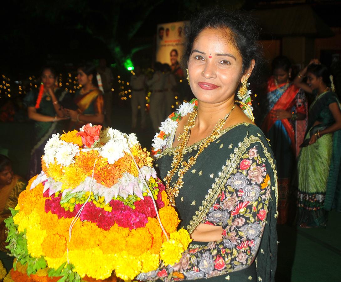 Bathukamma_20celebrations_20at_20Telangana__20_288_29.jpg 8