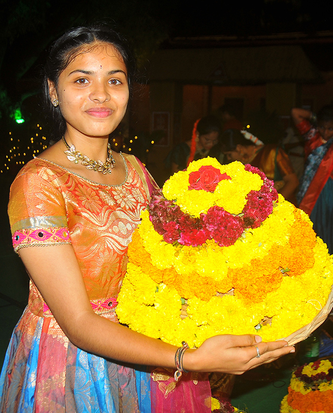 Bathukamma_20celebrations_20at_20Telangana__20_289_29.jpg 9