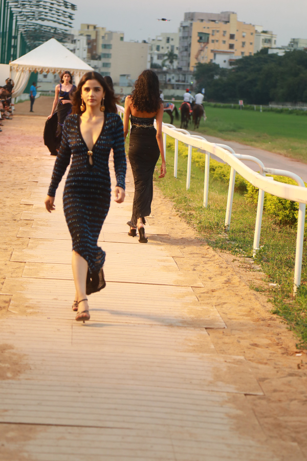 Hyderabad_20Royal_20Hosrse_20Raceing_20and_20Fashion_20show_20Photos_20_2810_29.jpg 11