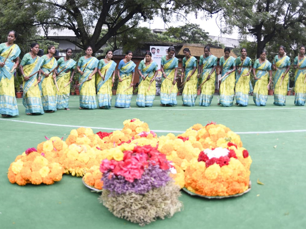 Bathukamma_20Celebrations_20At_20Ravindra_20Bharathi_20Photos_10.jpg 10