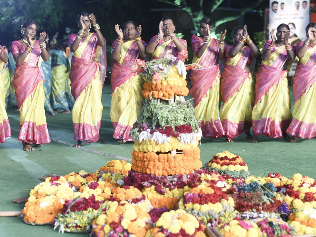 Bathukamma_20Celebrations_20At_20Ravindra_20Bharathi_20Photos_8.jpg 8