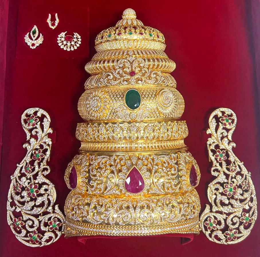 Devotee_20Offers_20Diamond_20Crown_20To_20Kanaka_20Durgamma_3.jpg 3