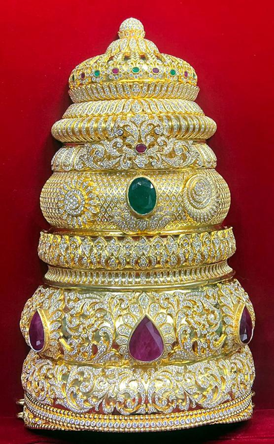Devotee_20Offers_20Diamond_20Crown_20To_20Kanaka_20Durgamma_9.jpg 7