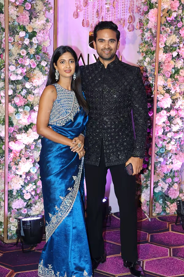 Movie_20Stars_20Attend_20Kalyanaraman_20familys_20Navratri_20celebrations_20Photos_20_2810_29.jpg 11