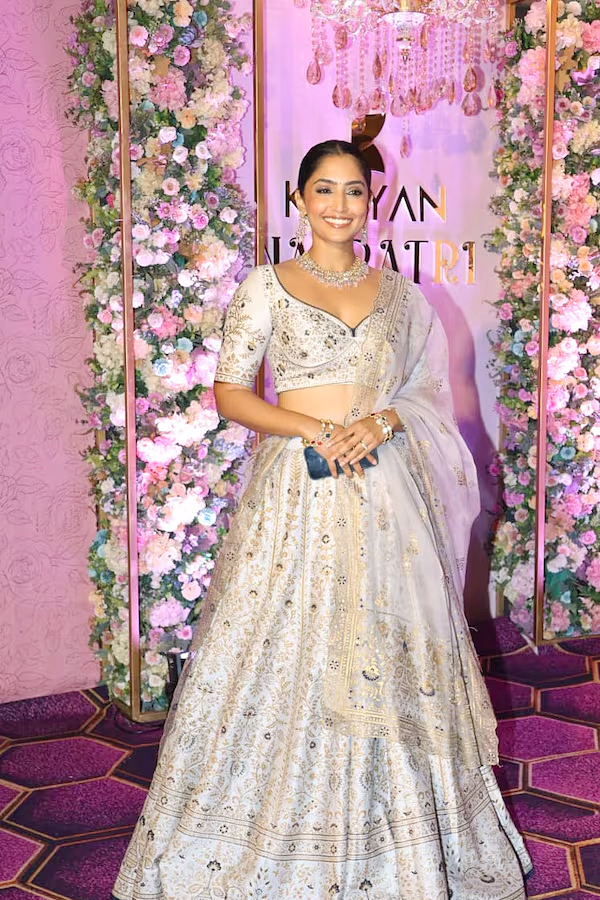 Movie_20Stars_20Attend_20Kalyanaraman_20familys_20Navratri_20celebrations_20Photos_20_2811_29.jpg 12