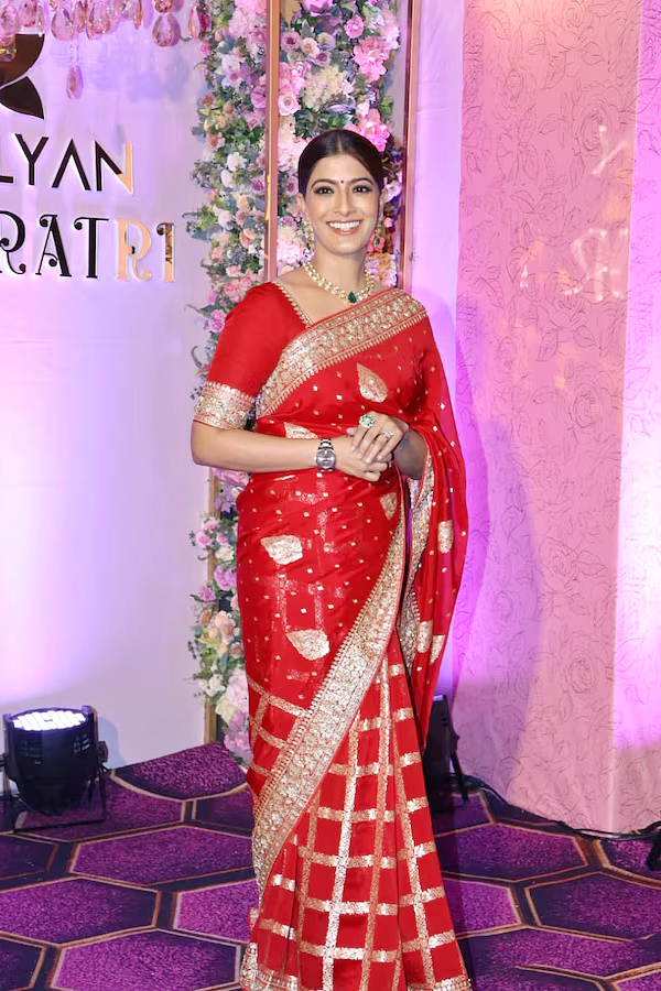 Movie_20Stars_20Attend_20Kalyanaraman_20familys_20Navratri_20celebrations_20Photos_20_288_29.jpg 9