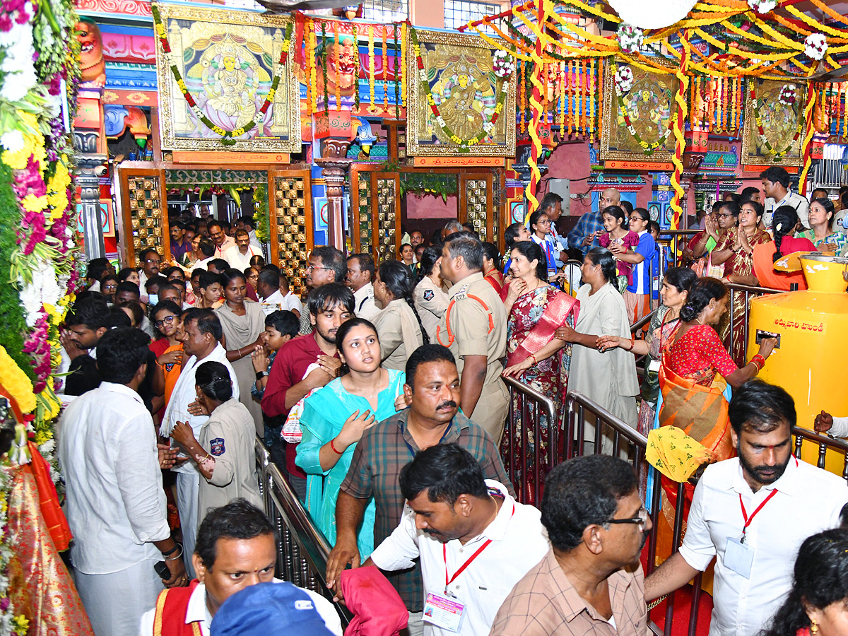 Second_20of_20Vijayawada_20Dasara_20Navaratri_20Alankaram_2C_20Gayatri_20Devi_20Alankaram_20Photos_20_2810_29.jpg 11