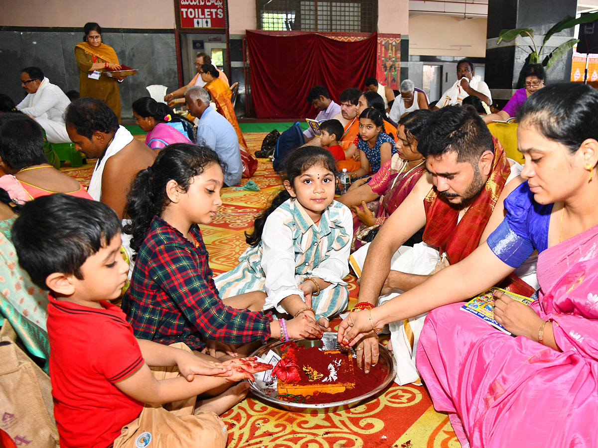 Second_20of_20Vijayawada_20Dasara_20Navaratri_20Alankaram_2C_20Gayatri_20Devi_20Alankaram_20Photos_20_2815_29.jpg 15