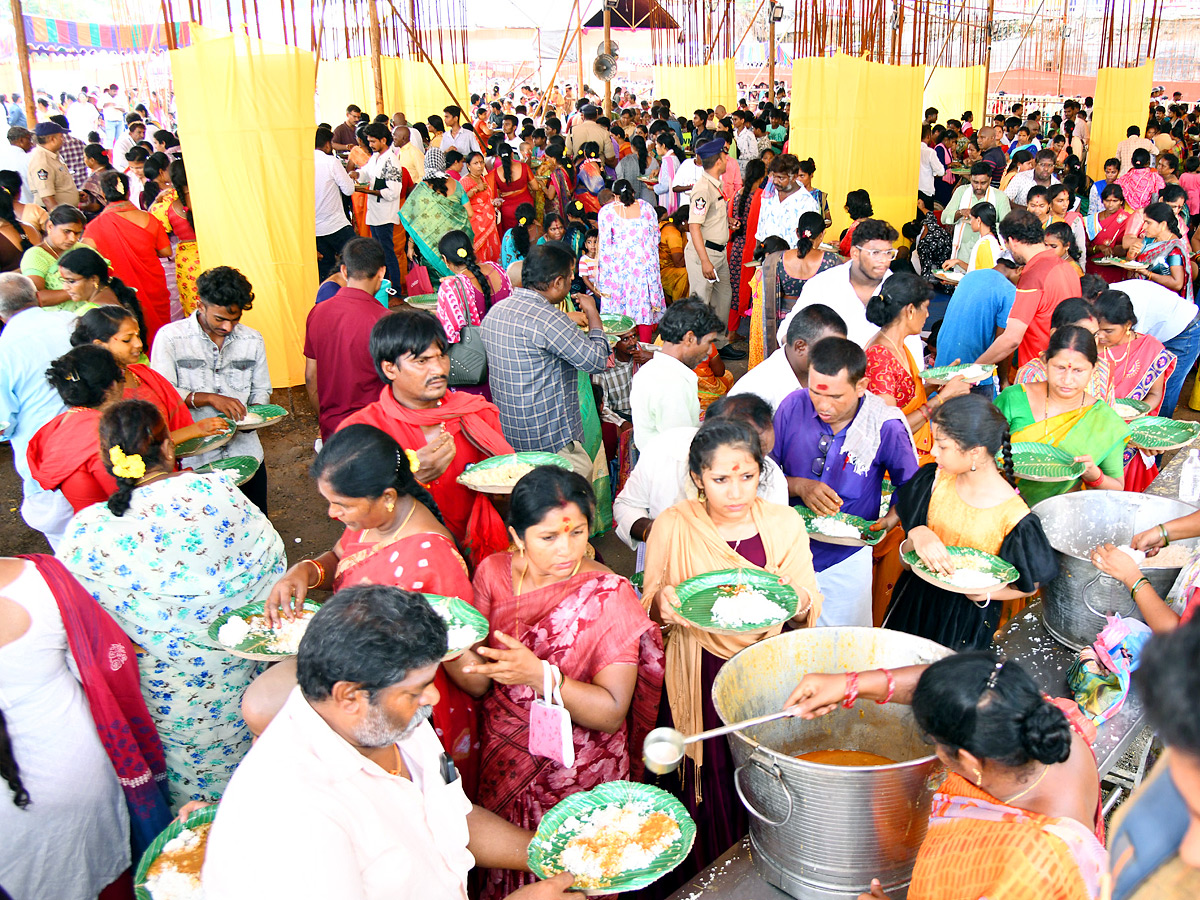 Second_20of_20Vijayawada_20Dasara_20Navaratri_20Alankaram_2C_20Gayatri_20Devi_20Alankaram_20Photos_20_282_29.jpg 3