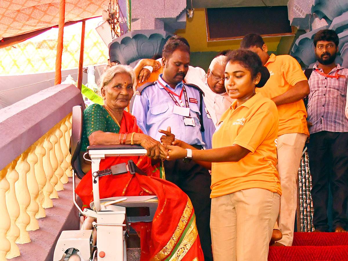 Second_20of_20Vijayawada_20Dasara_20Navaratri_20Alankaram_2C_20Gayatri_20Devi_20Alankaram_20Photos_20_285_29.jpg 6