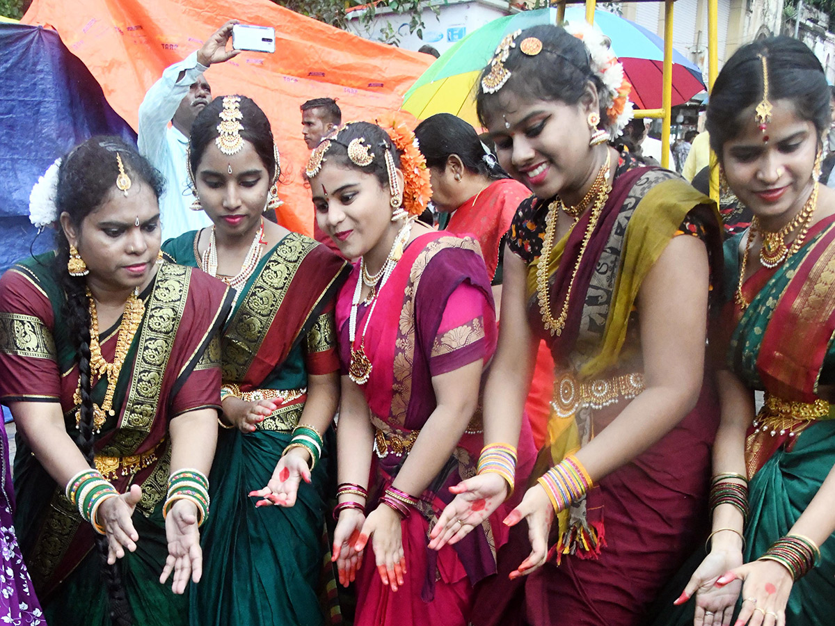Bathukamma_20Celebrations_20at_20Charminar_20Bhagyalakshmi_20Temple__20_2812_29.jpg 12