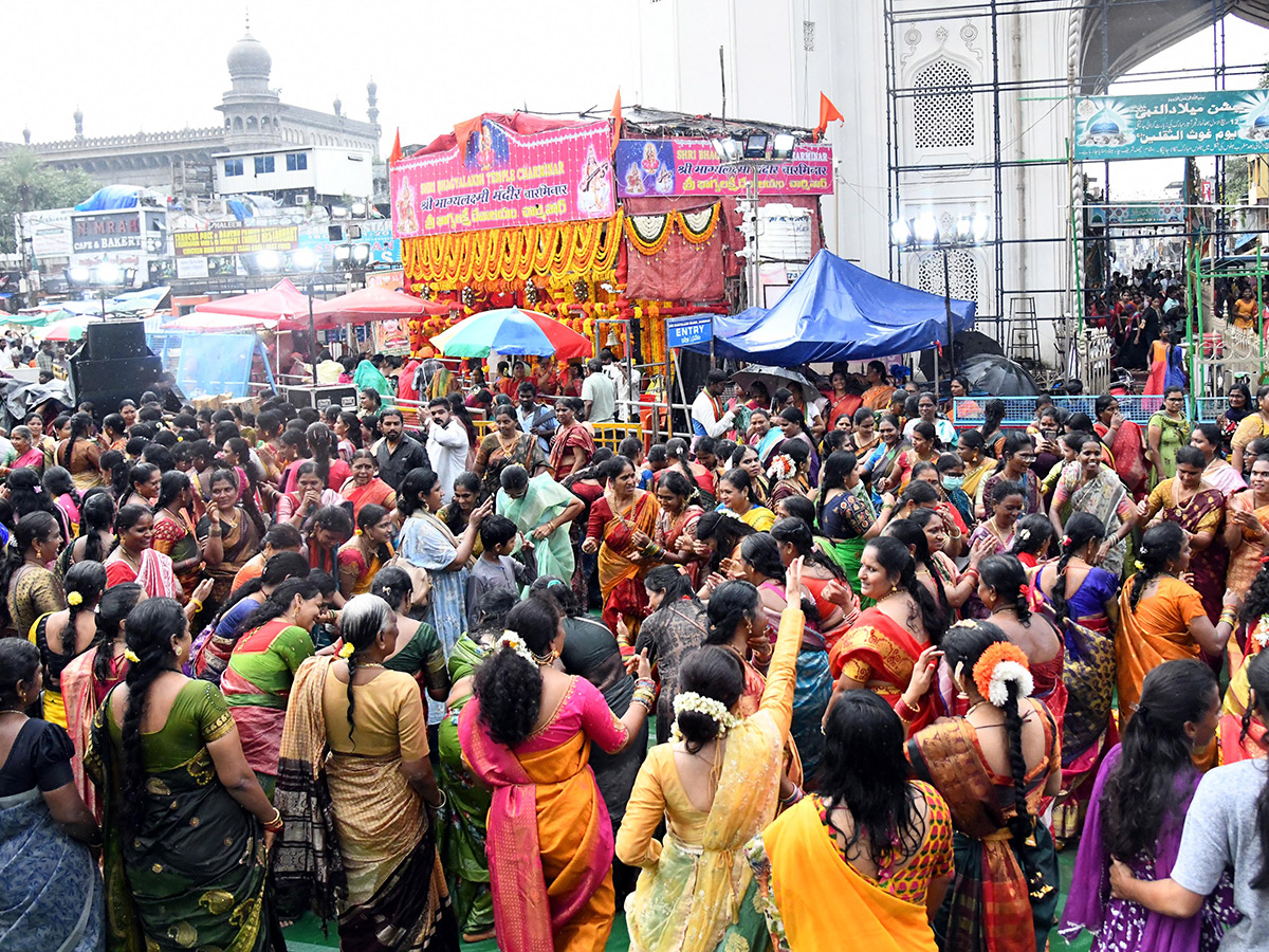 Bathukamma_20Celebrations_20at_20Charminar_20Bhagyalakshmi_20Temple__20_2813_29.jpg 13