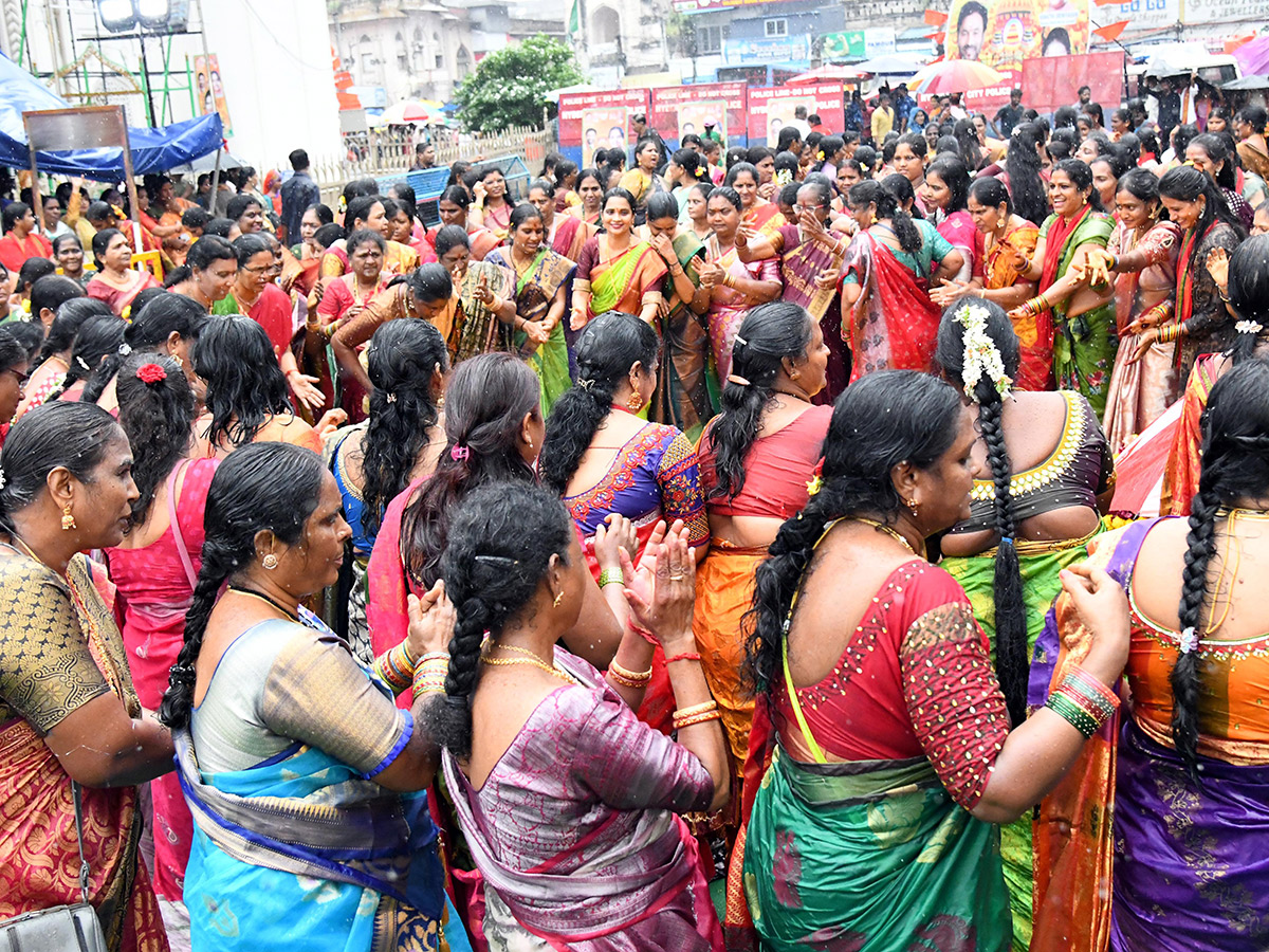 Bathukamma_20Celebrations_20at_20Charminar_20Bhagyalakshmi_20Temple__20_2814_29.jpg 14
