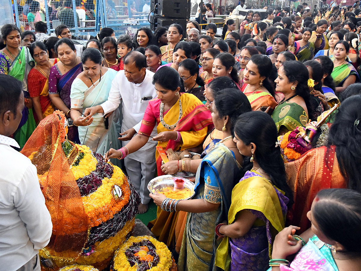 Bathukamma_20Celebrations_20at_20Charminar_20Bhagyalakshmi_20Temple__20_2815_29.jpg 15