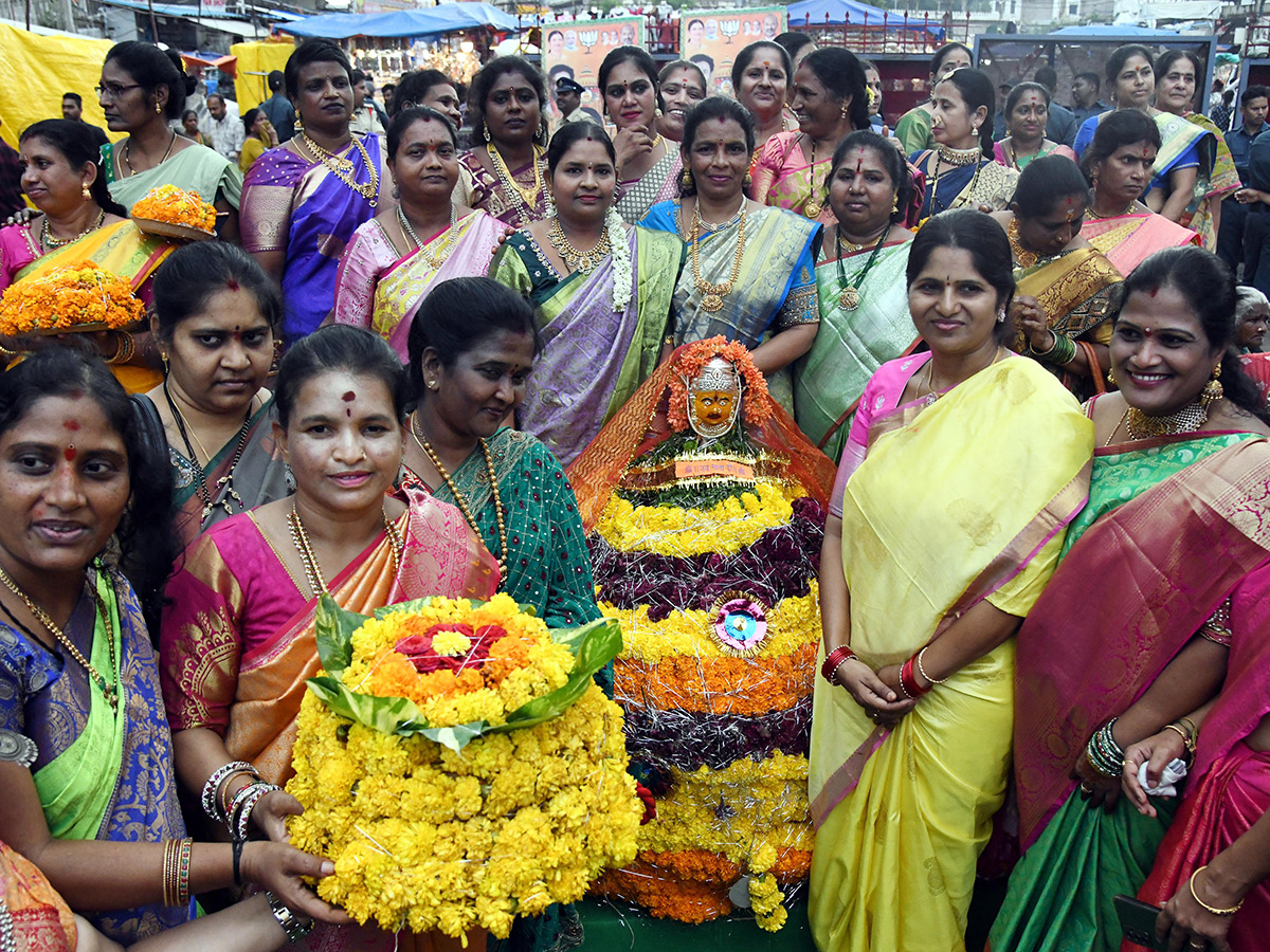 Bathukamma_20Celebrations_20at_20Charminar_20Bhagyalakshmi_20Temple__20_2817_29.jpg 17