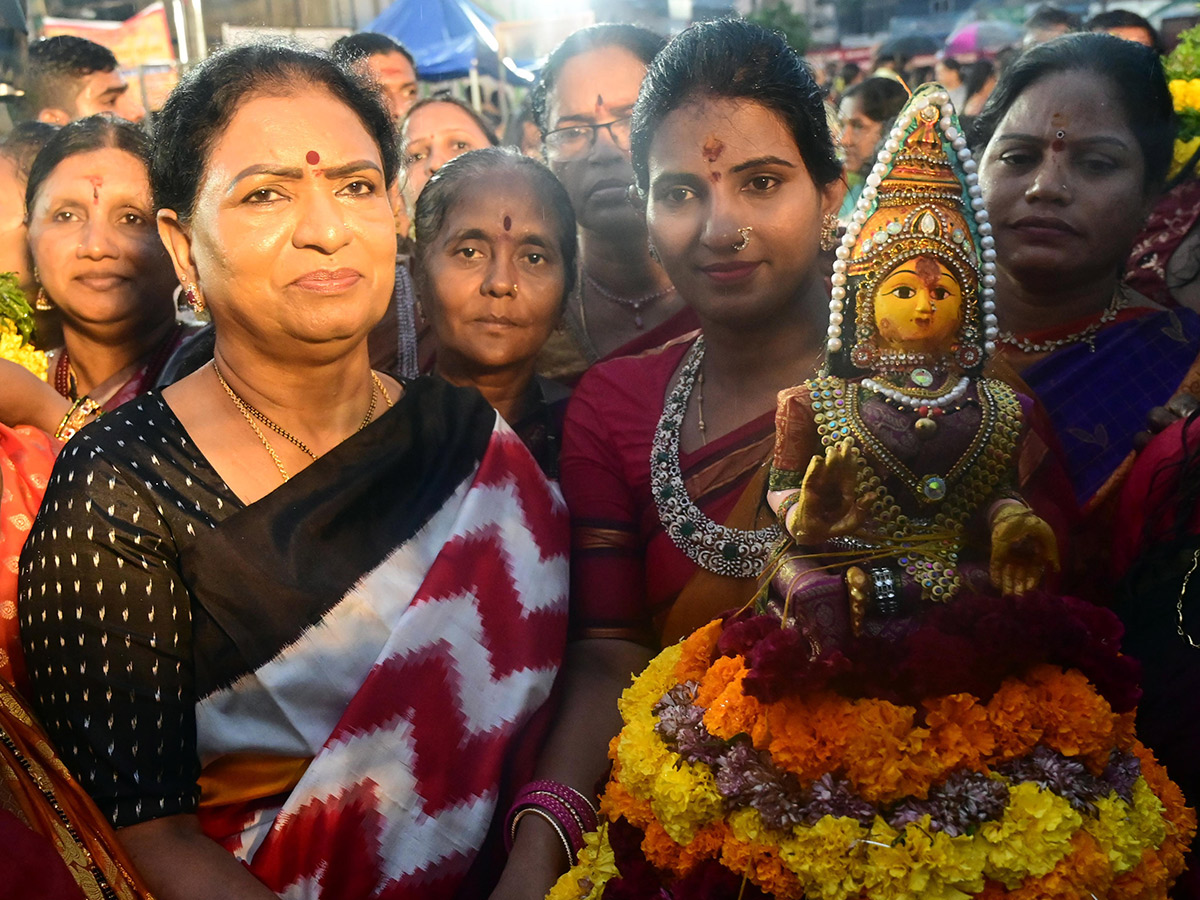 Bathukamma_20Celebrations_20at_20Charminar_20Bhagyalakshmi_20Temple__20_2818_29.jpg 18
