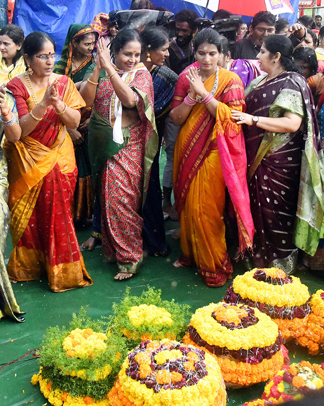 Bathukamma_20Celebrations_20at_20Charminar_20Bhagyalakshmi_20Temple__20_283_29.jpg 3